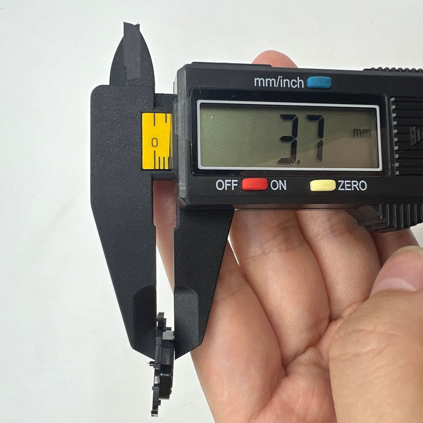 Hattori Epson PC32 quartz watch movement with 3 hands and date window at 3 o?clock, Japan-made for precise timekeeping.