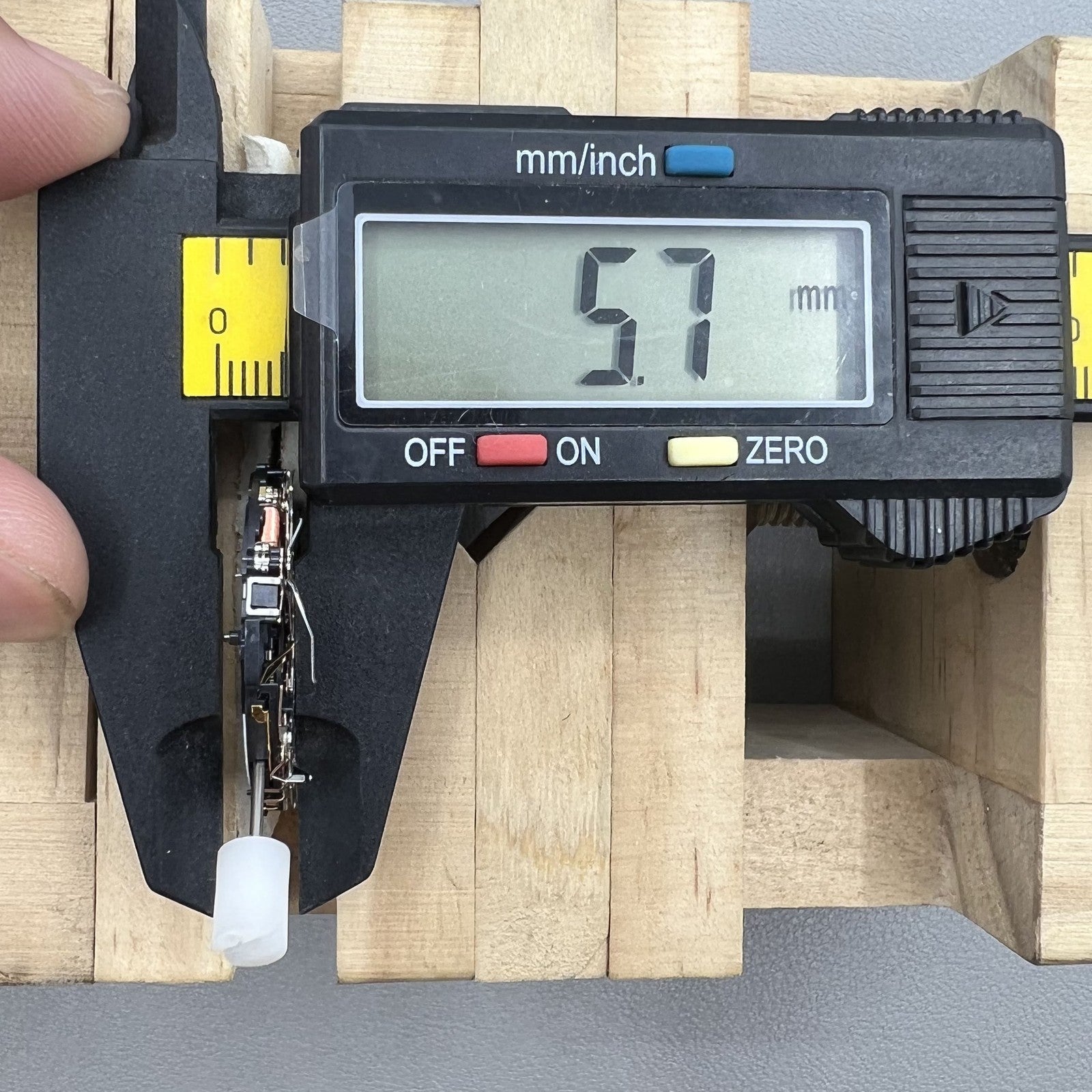 Seiko 7T85A quartz watch movement from Japan, precise and reliable mechanism for watches.