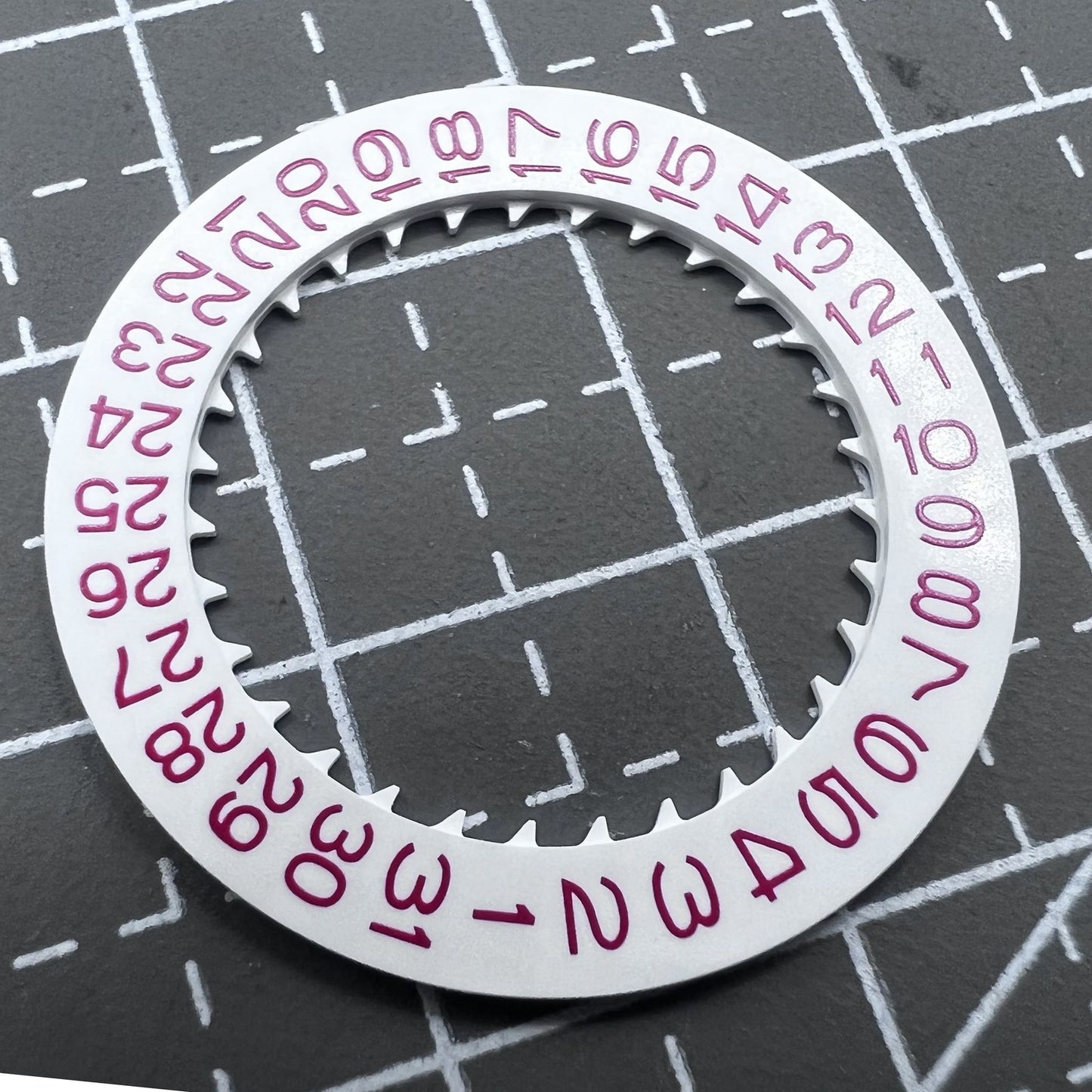 Datumsscheibe mit roter Schrift für Uhrwerk NH35 weißer Hintergrund