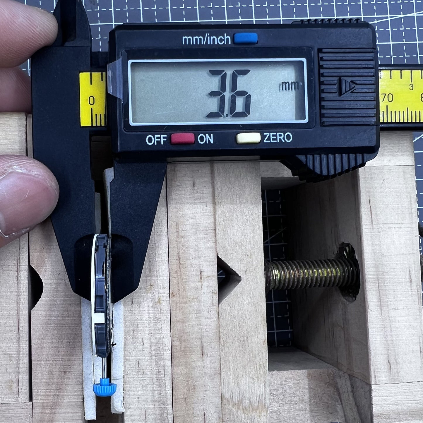 Miyota 7W71 Solar Quarzwerk Uhrwerk mit Datum bei 3 Uhr, pr�zise und langlebig.