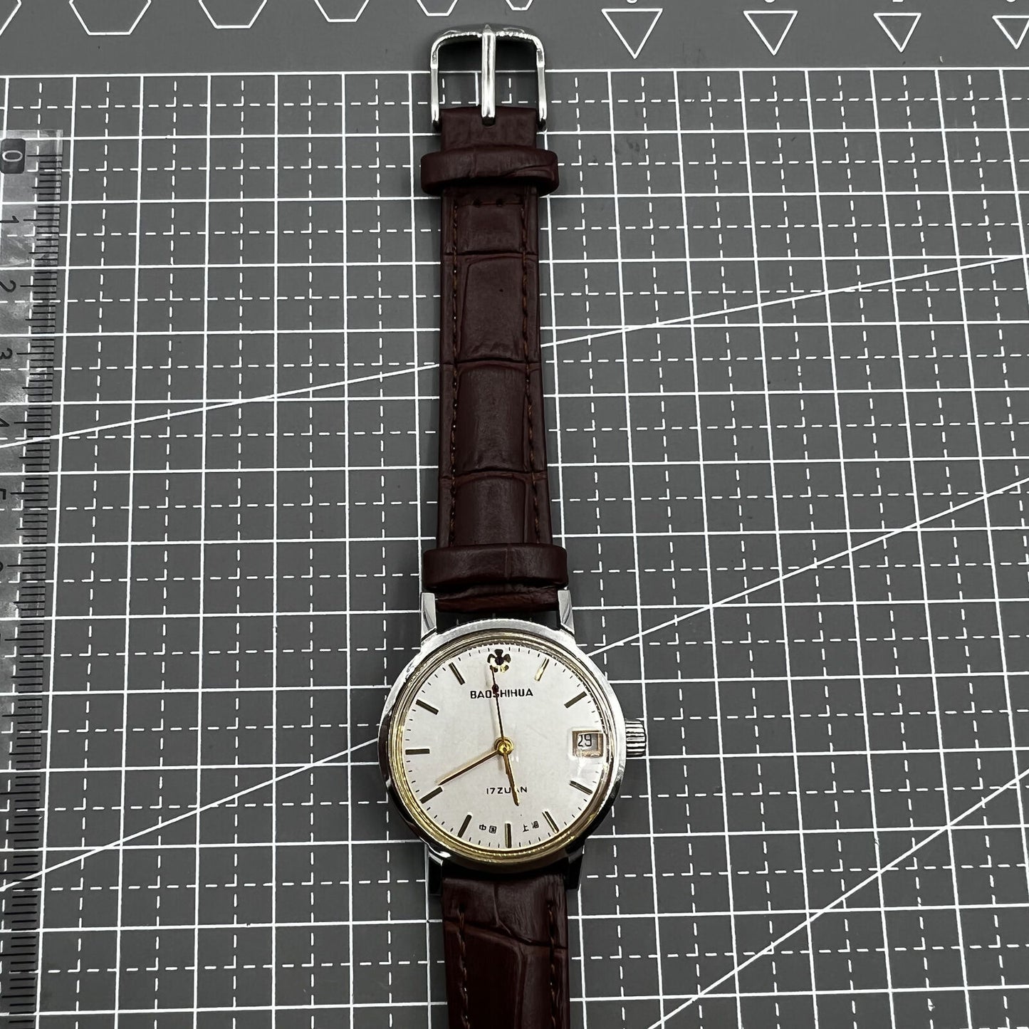 33mm Shanghai manual mechanical watch with single calendar, 17 jewels, shock-resistant design by Shanghai.