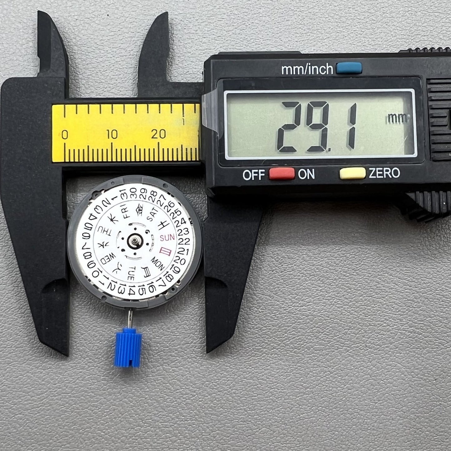 Seiko NH36 watch movement with white dial, bilingual Japanese-English day display, 3.8mm crown, reliable precision.