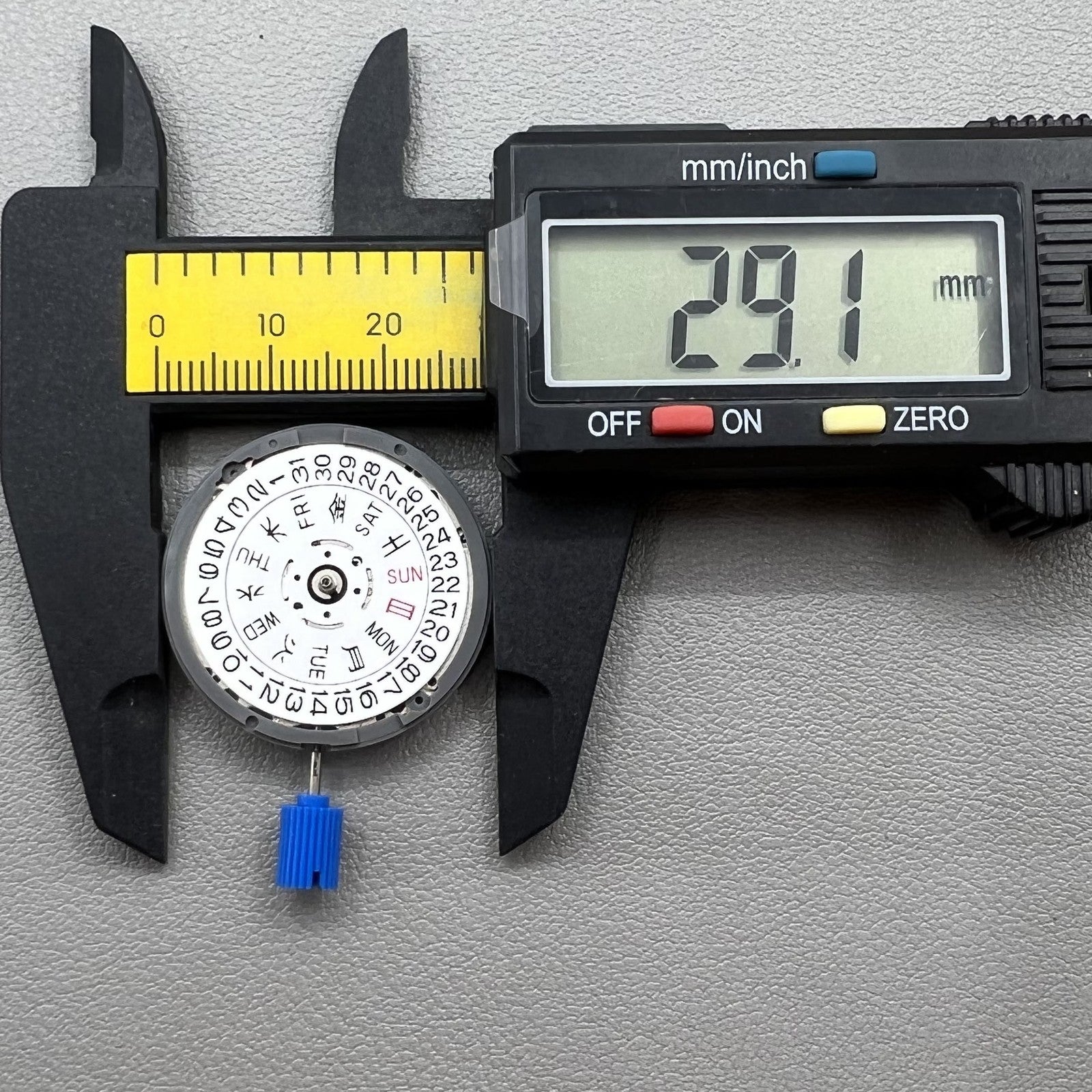 Seiko NH36 watch movement with white dial, bilingual Japanese-English day display, 3.8mm crown, reliable precision.