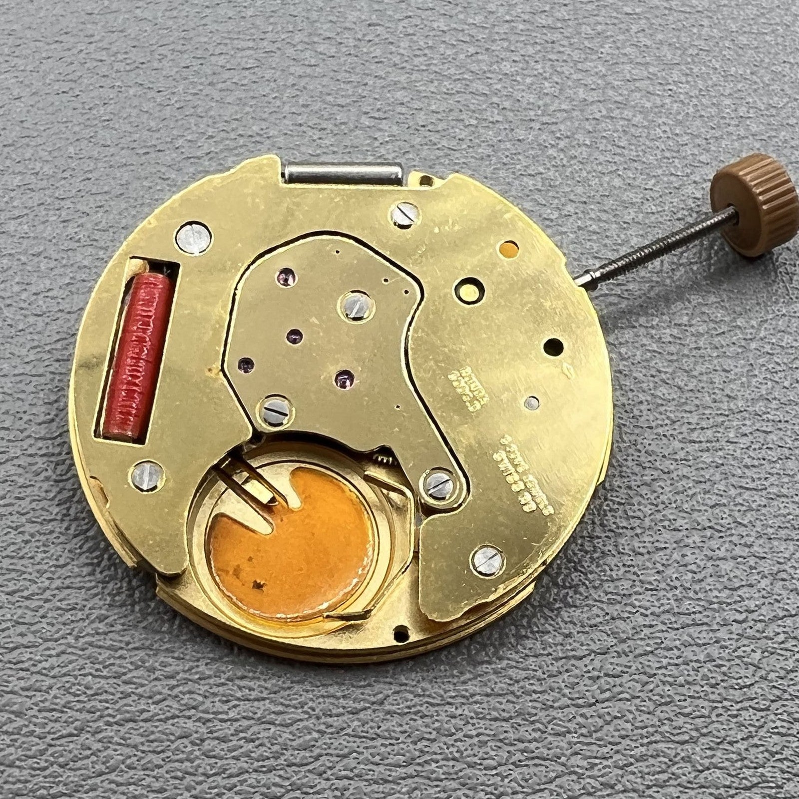 Quarzuhrwerk Ronda 6004D von Schweizer Qualit�t mit Datumsanzeige bei 3 Uhr f�r pr�zise Zeitmessung