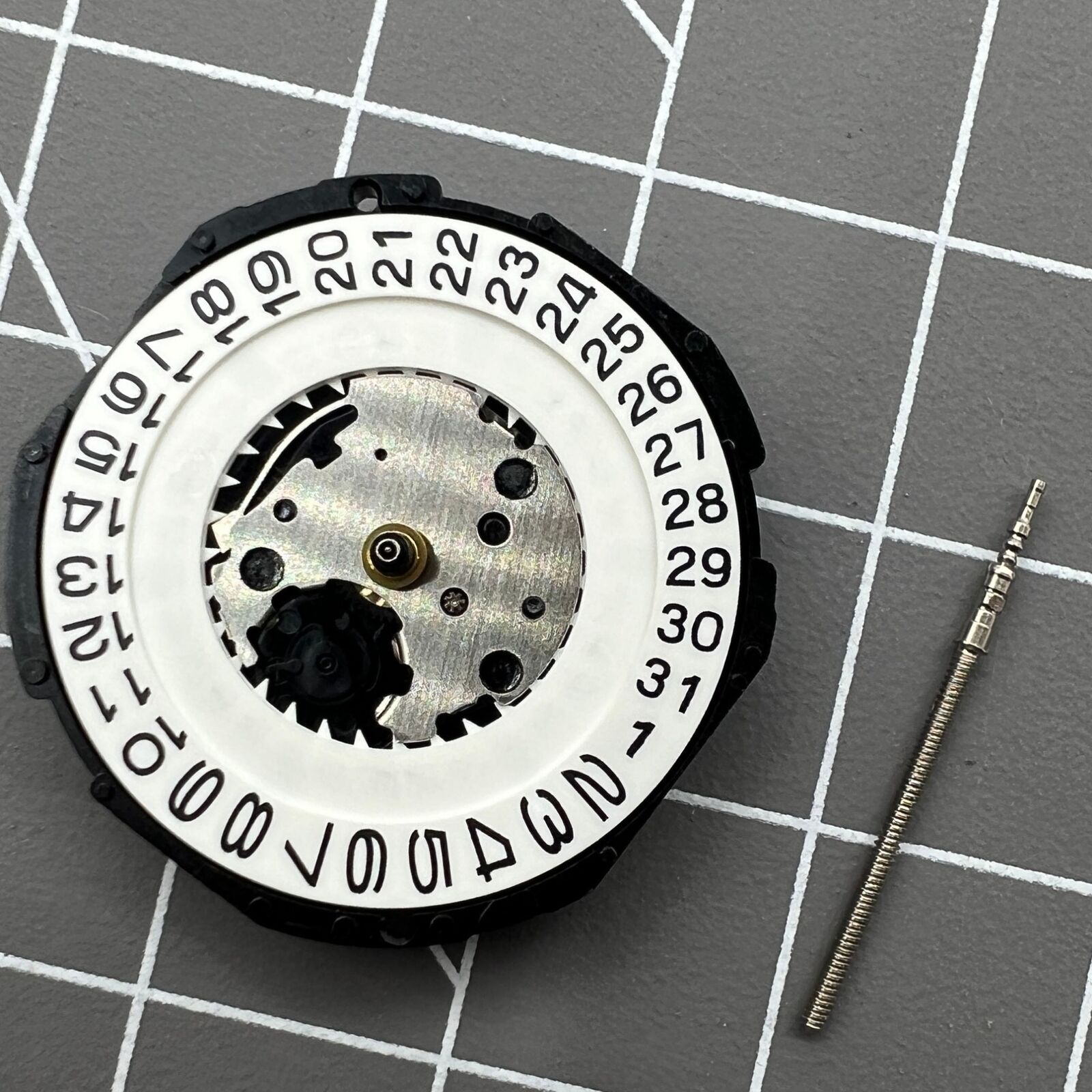 Japan-made Hattori Epson PC32 quartz watch movement with 3 hands and date at 3 o'clock.