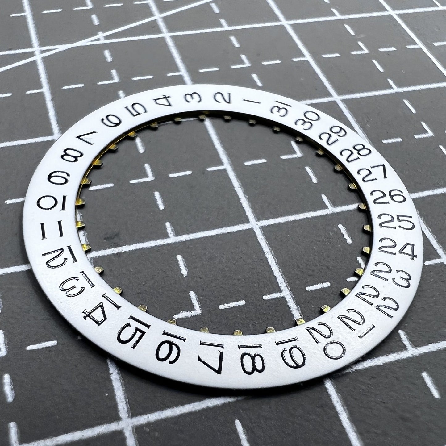 Wei�e Datumsscheibe mit schwarzer Schrift, Datum bei drei Uhr, passend f�r ETA2836 Uhrwerk, hochwertige Pr�zision.