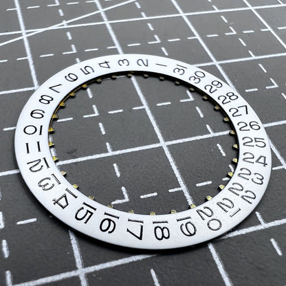 Wei�e Datumsscheibe mit schwarzer Schrift, Datum bei drei Uhr, passend f�r ETA2836 Uhrwerk, hochwertige Pr�zision.