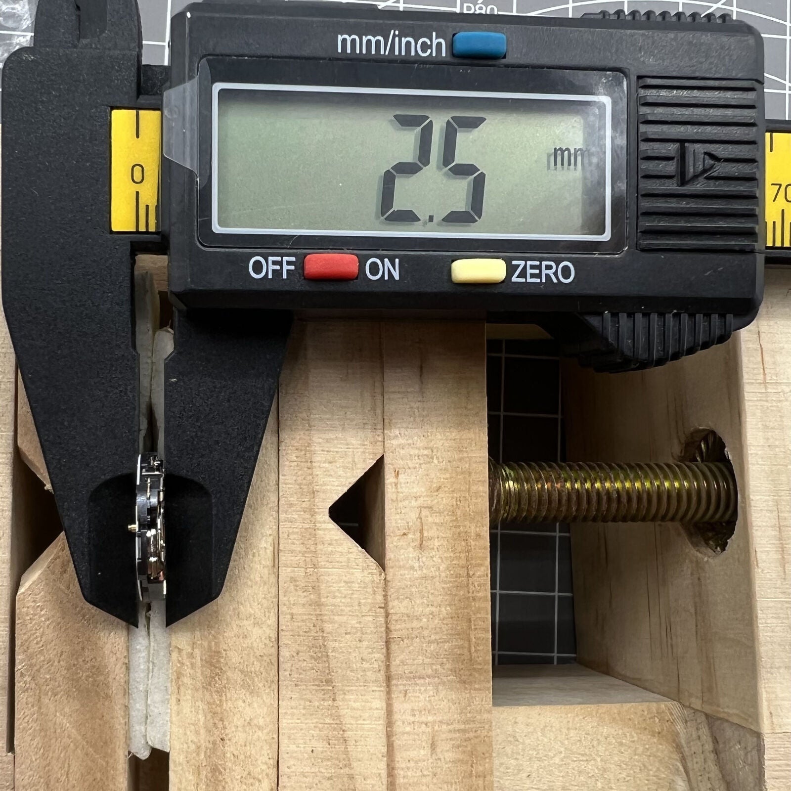 Japan Hattori Epson TMI VX89E quartz watch movement with stem and date at 6 o'clock for precise timekeeping