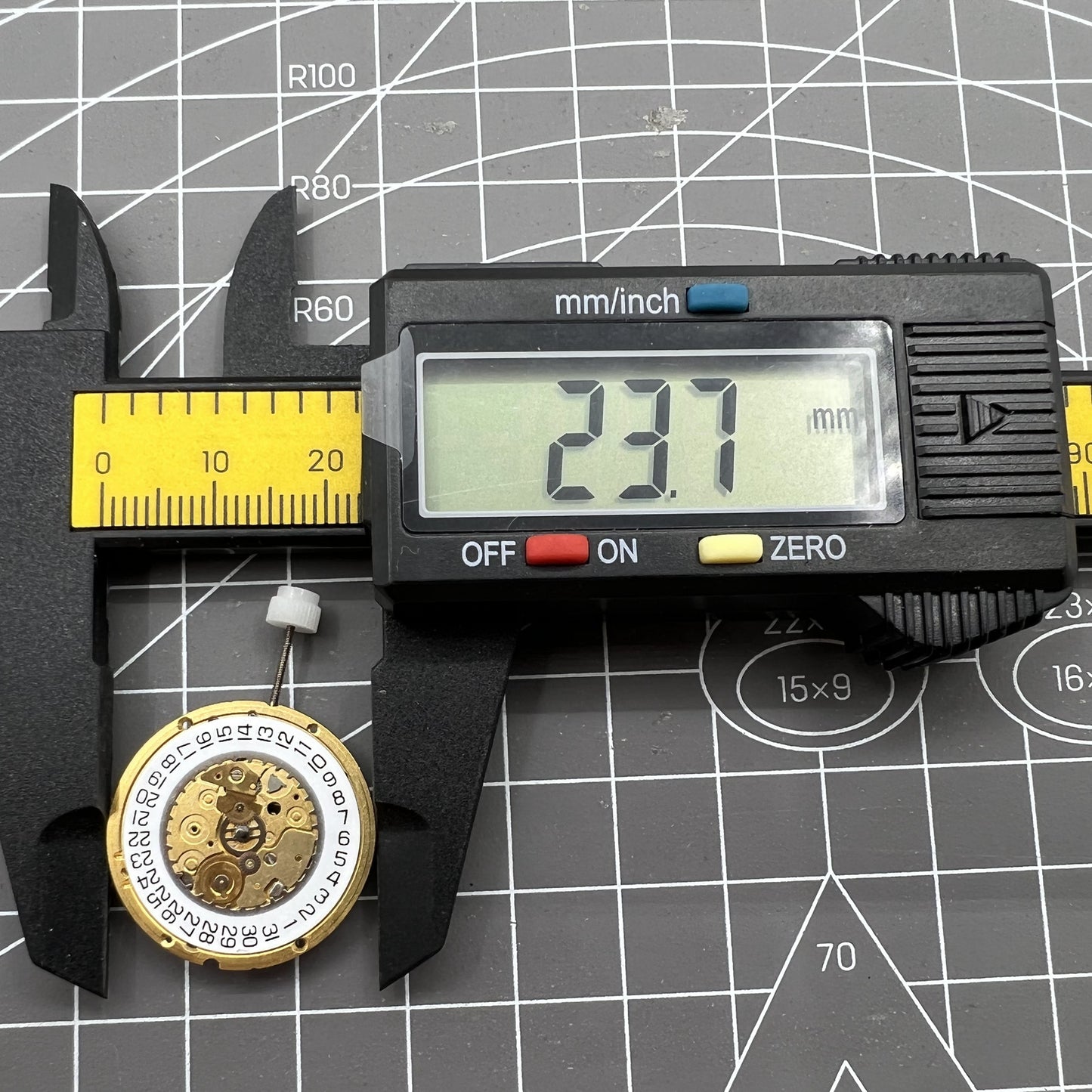 Quarzwerk ETA 255 411 Uhrwerk mit 3 Zeigern f�r pr�zise Uhrenersatzteile von ETA.