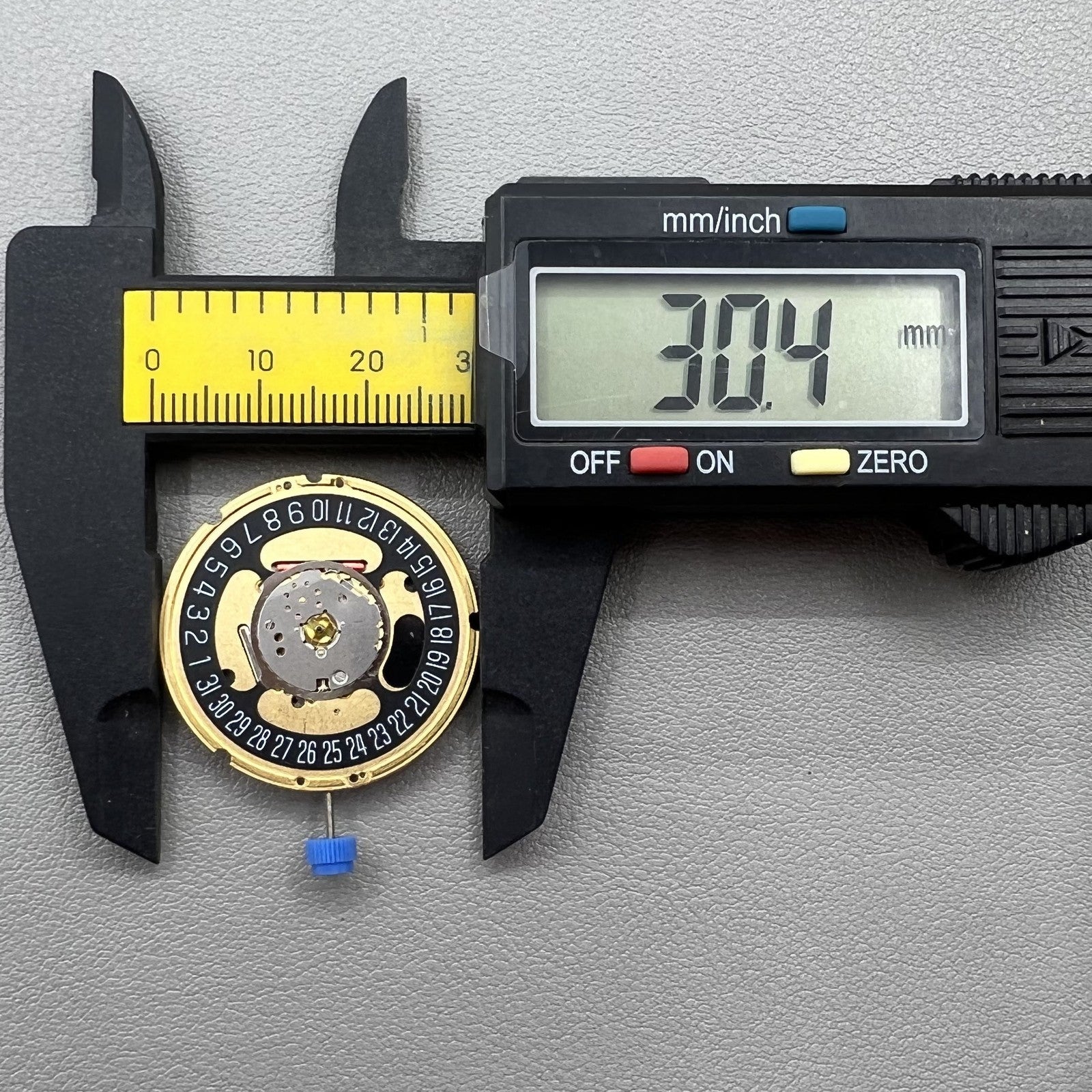 Schweizer ETA F07.111 Quarzwerk mit schwarzer Zifferblattscheibe, Datum bei 6 Uhr, 3 Zeiger Uhrwerk