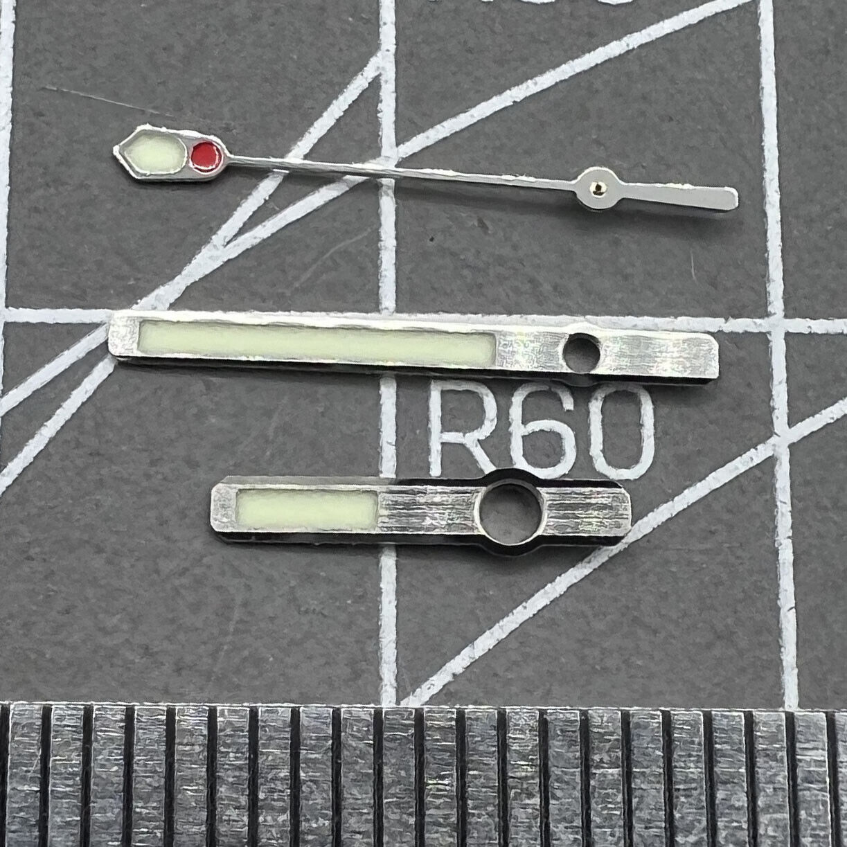 Trim C3 Super Lume silver watch hands for SKX007 with NH35/NH36 movement, enhancing visibility and style.