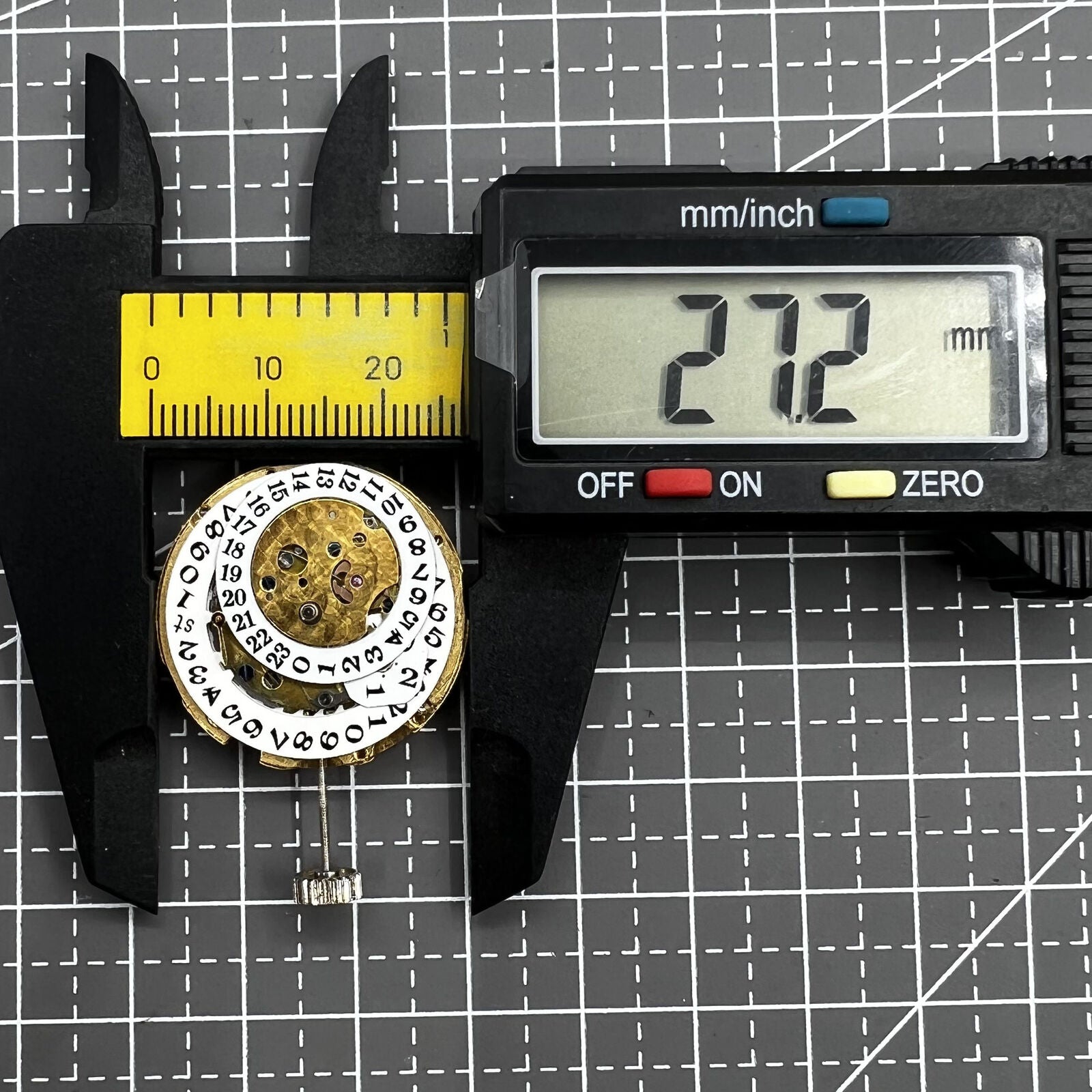  multifunctional automatic watch with mechanical movement, date display at 2 o?clock, and 24-hour dial.