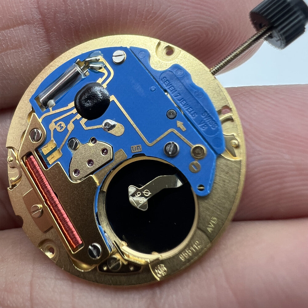 Montre <tc>ETA</tc> 955.112 à quartz, 3 aiguilles, date à 3 heures, mouvement suisse 