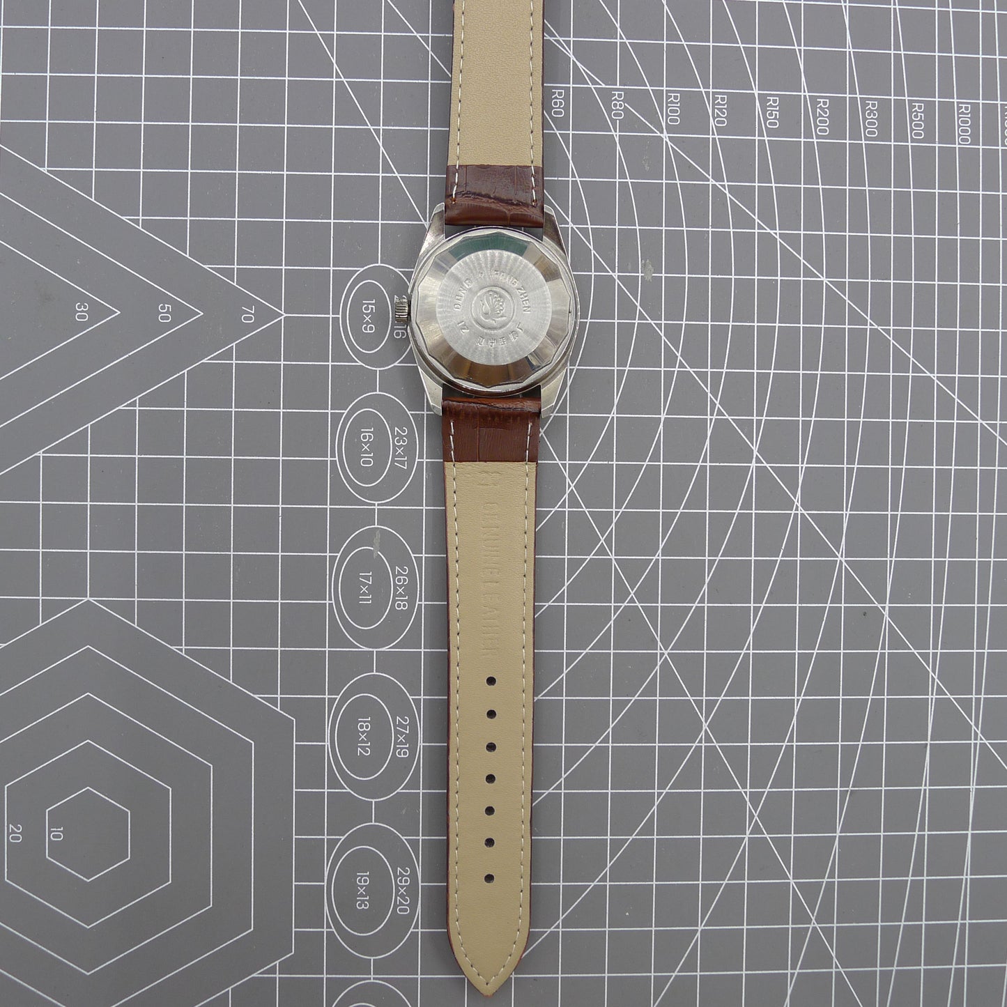 37mm Dandong Peacock manual watch with golden dial, 33 jewels, and single calendar display for classic style.