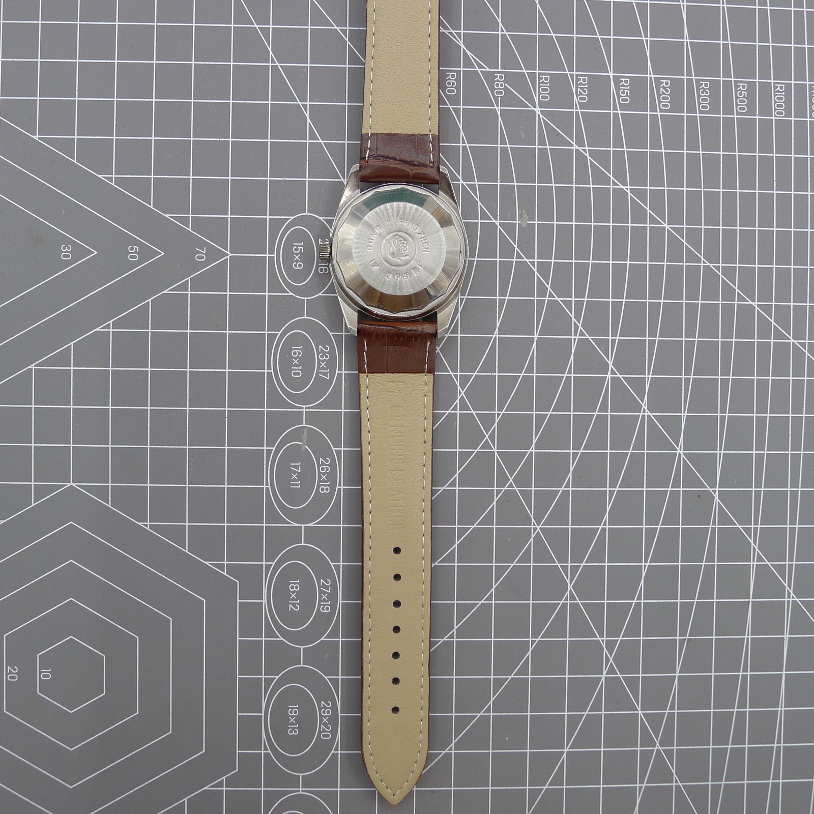 37mm Dandong Peacock manual watch with golden dial, 33 jewels, and single calendar display for classic style.