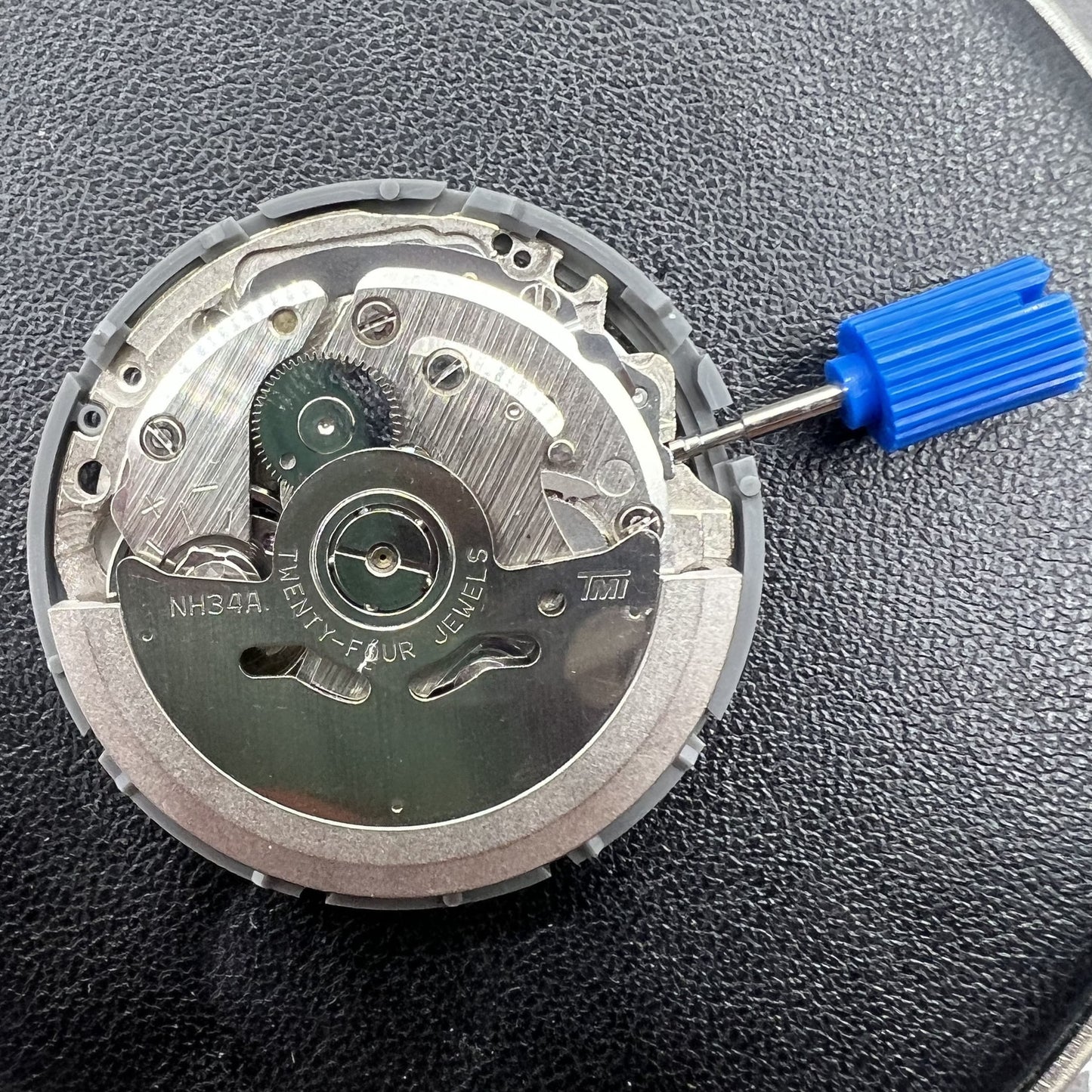 Seiko NH34 Automatik GMT Uhrwerk mit Sekundenstopp, oranger Schriftzug, f�r pr�zise Zeitmessung