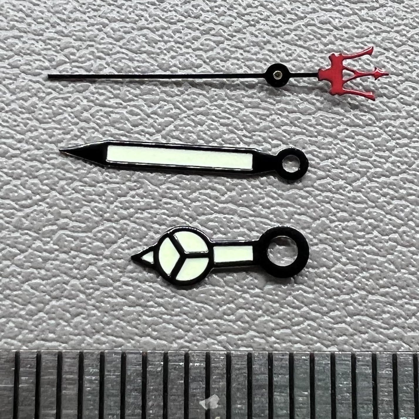 Green luminous watch hands set with pins for SKX007/009 NH35 movement, enhancing night visibility and precision.