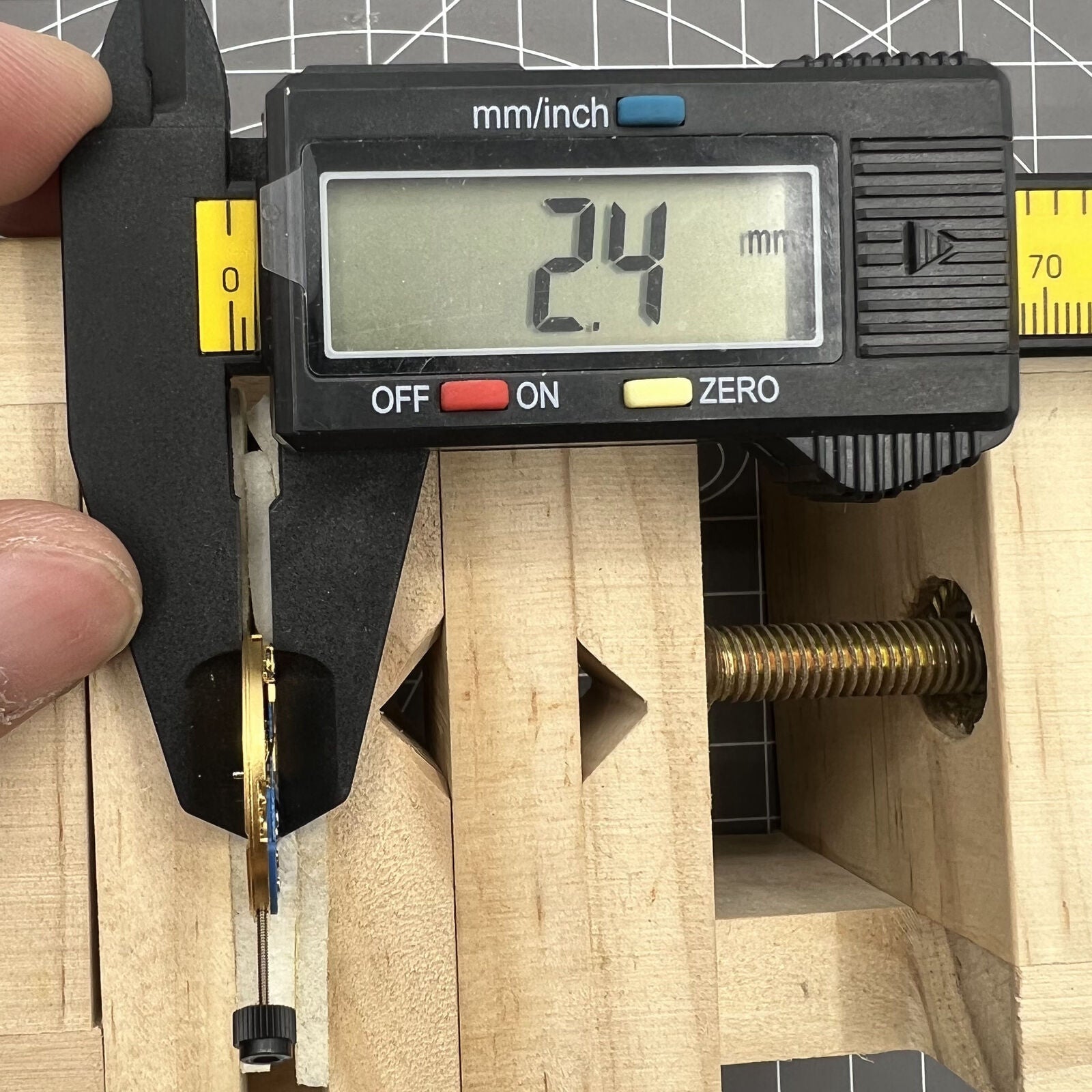 Swiss Made ETA 955.432 quartz watch movement with 2 hands, precise craftsmanship by ETA for reliable timekeeping.