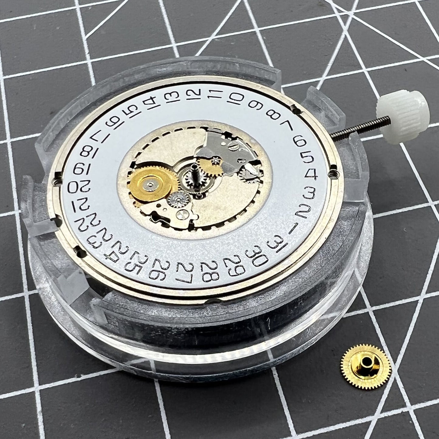 Swiss Made ETA955.114 quartz movement with single calendar at 3 o?clock for watch repair.