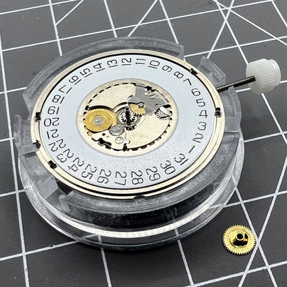 Swiss Made ETA955.114 quartz movement with single calendar at 3 o?clock for watch repair.