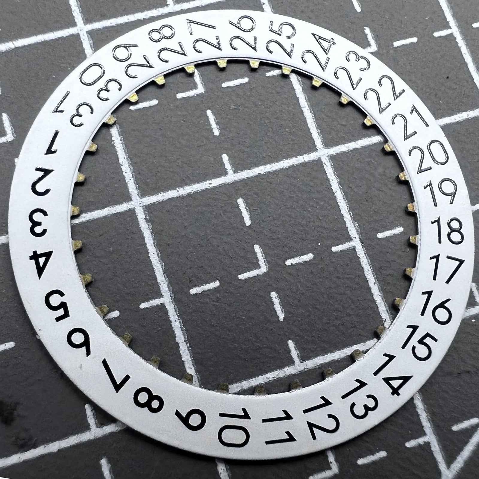 Wei�es Datumscheiben Overlay mit Datumsrad bei 3 Uhr, kompatibel mit Seagull 2824 Uhrwerk, pr�zises Zifferblattdetail.
