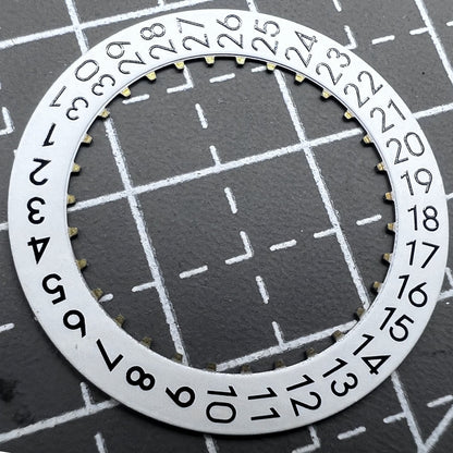 Wei�es Datumscheiben Overlay mit Datumsrad bei 3 Uhr, kompatibel mit Seagull 2824 Uhrwerk, pr�zises Zifferblattdetail.
