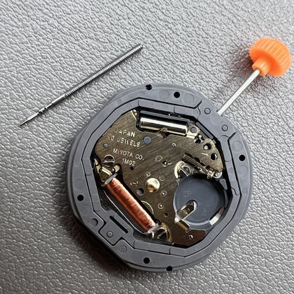 Japan Miyota 1M02 Quarz Uhrwerk mit drei Zeigern, Tag- und Datumsanzeige bei 3 Uhr, pr�zises Uhrwerk f�r Uhrenherstellung.