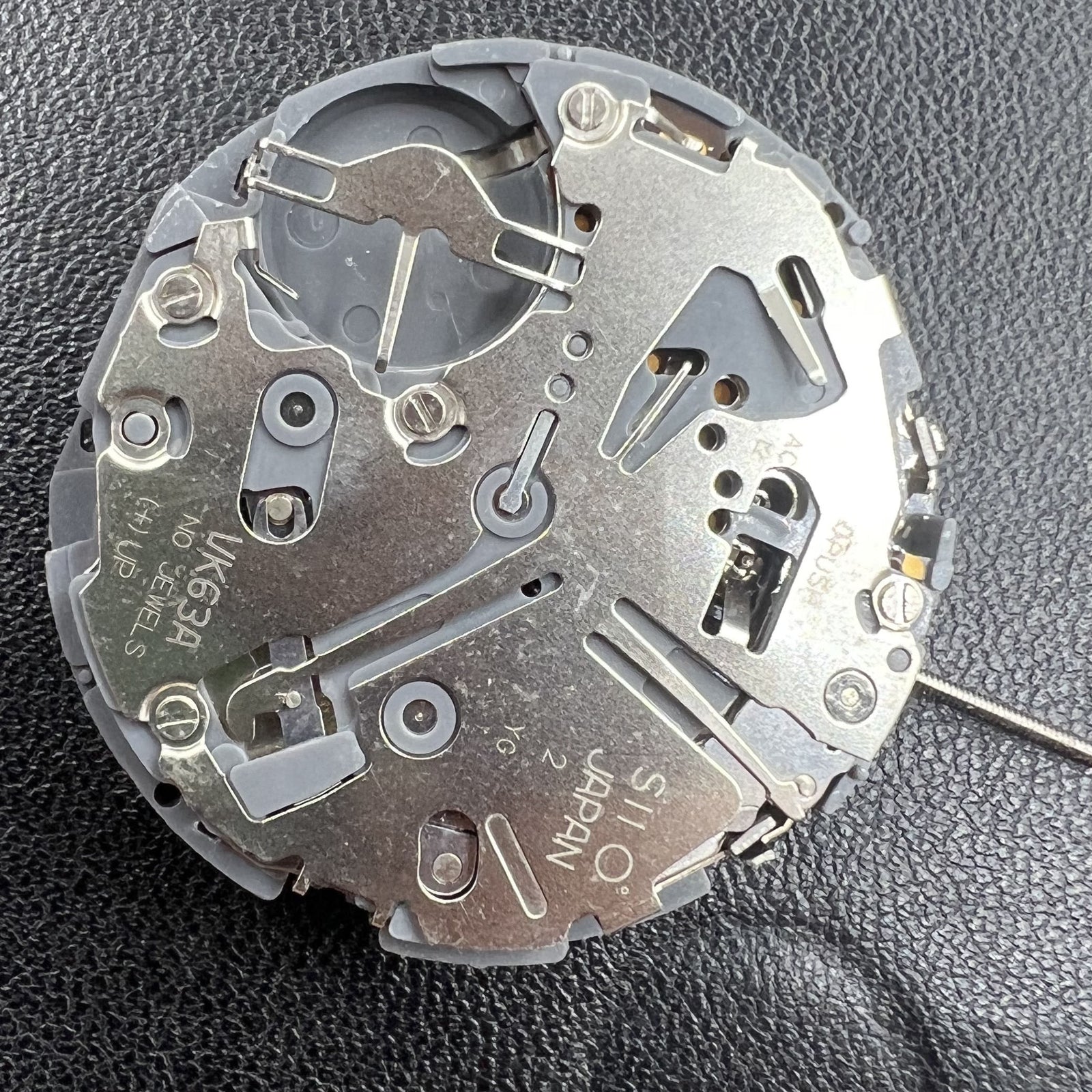 Schwarzes Zifferblatt mit Seiko VK63 Quarz Uhrwerk, hochwertige japanische Pr�zision f�r Uhrzubeh�r.