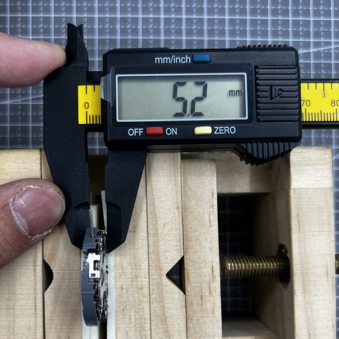 Schwarzes Zifferblatt mit Seiko VK63 Quarz Uhrwerk, hochwertige japanische Pr�zision f�r Uhrzubeh�r.