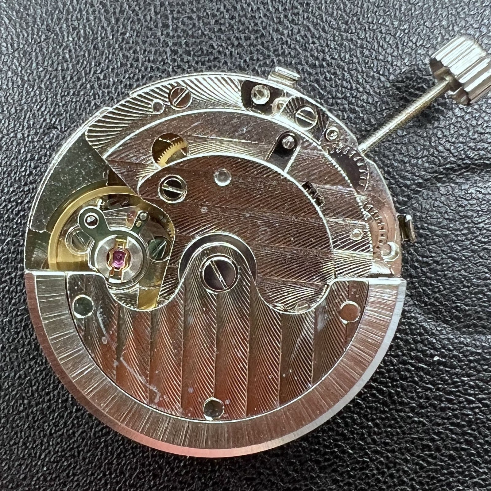 Seagull ST16 mechanische Herrenuhr mit schwarzem Zifferblatt, Datum bei 6 Uhr, 7 Zeigern und Kalenderfunktion.