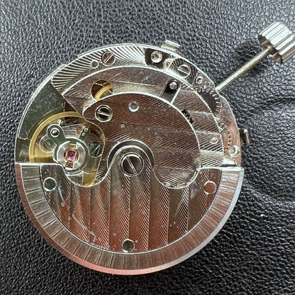 Seagull ST16 mechanische Herrenuhr mit schwarzem Zifferblatt, Datum bei 6 Uhr, 7 Zeigern und Kalenderfunktion.
