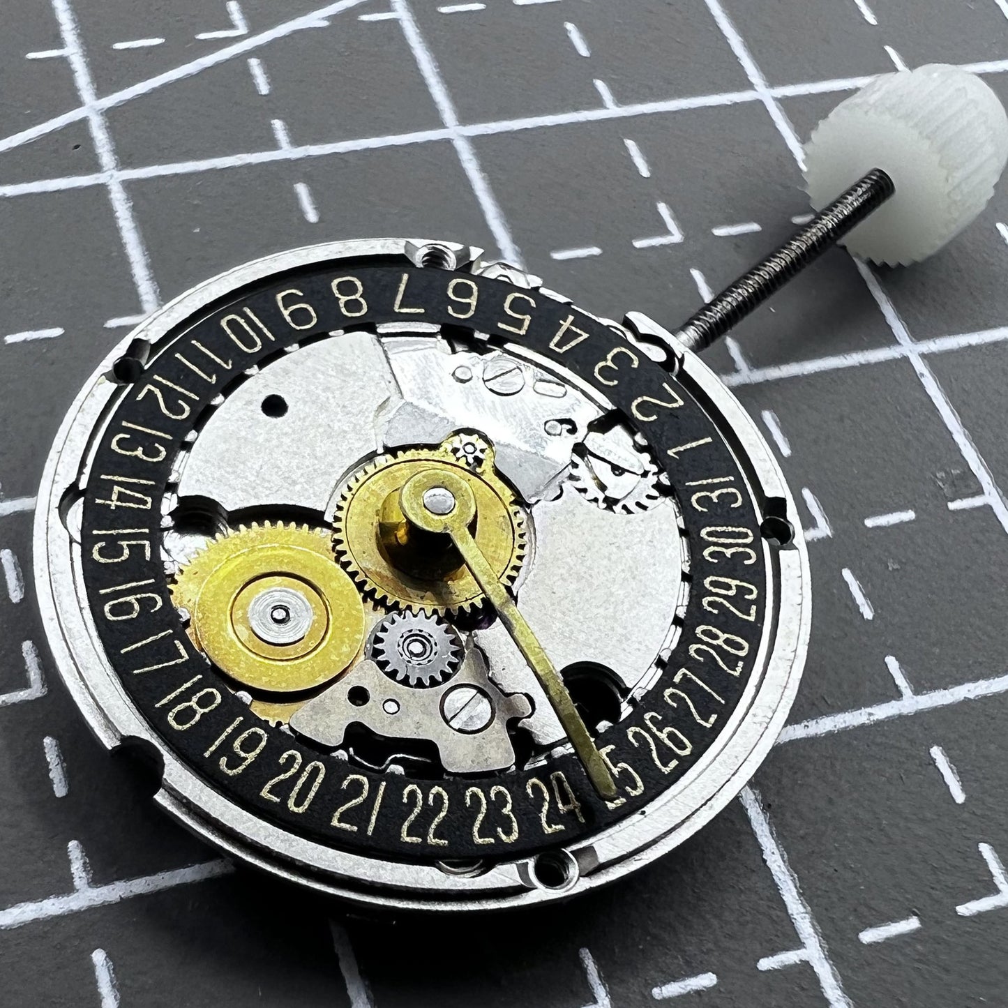 Schweizer Uhrwerk ETA 956.114 mit schwarzer Scheibe, goldenen Ziffern und Datumsanzeige f�r Uhrenzubeh�r.