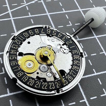 Schweizer Uhrwerk ETA 956.114 mit schwarzer Scheibe, goldenen Ziffern und Datumsanzeige f�r Uhrenzubeh�r.