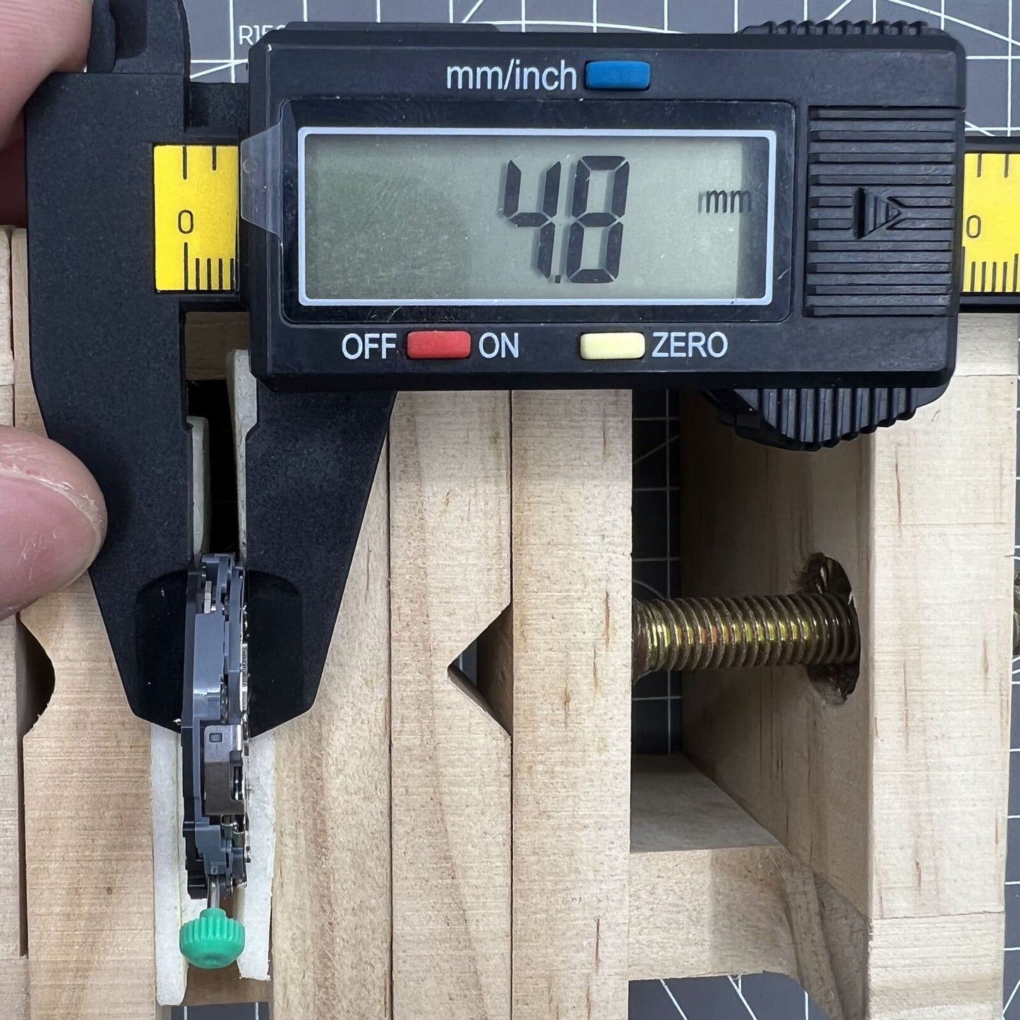 Miyota OS21 quartz watch movement with date at 6, Japan-made for accurate watch repairs and accessories.