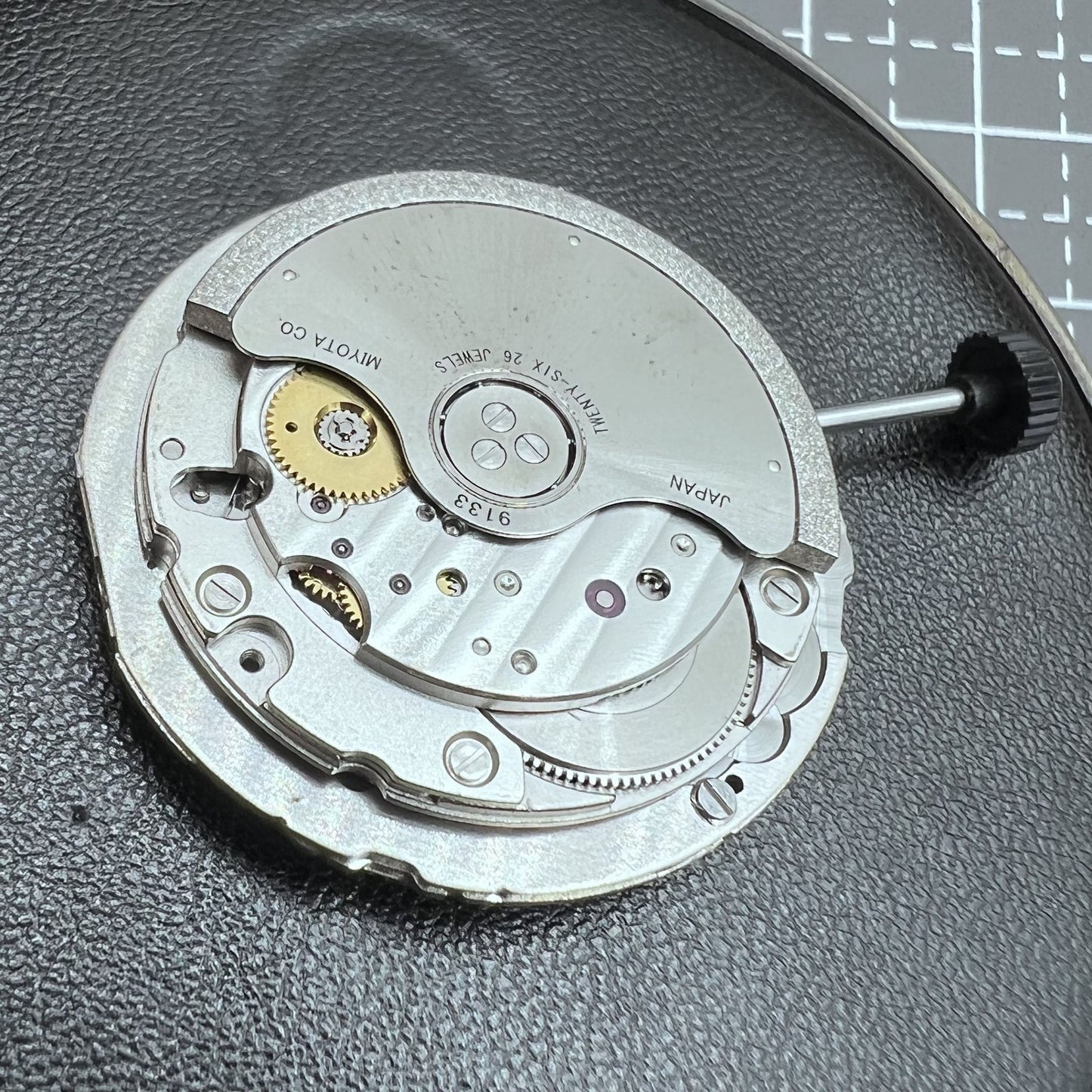 Mechanisches Miyota 9133 Uhrwerk mit japanischer Pr�zision, ideal f�r hochwertige Uhrenreparaturen.