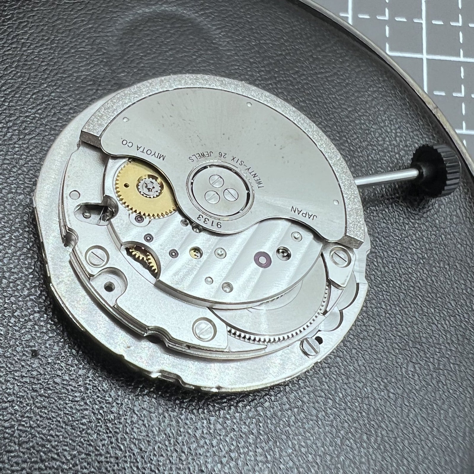 Mechanisches Miyota 9133 Uhrwerk mit japanischer Pr�zision, ideal f�r hochwertige Uhrenreparaturen.
