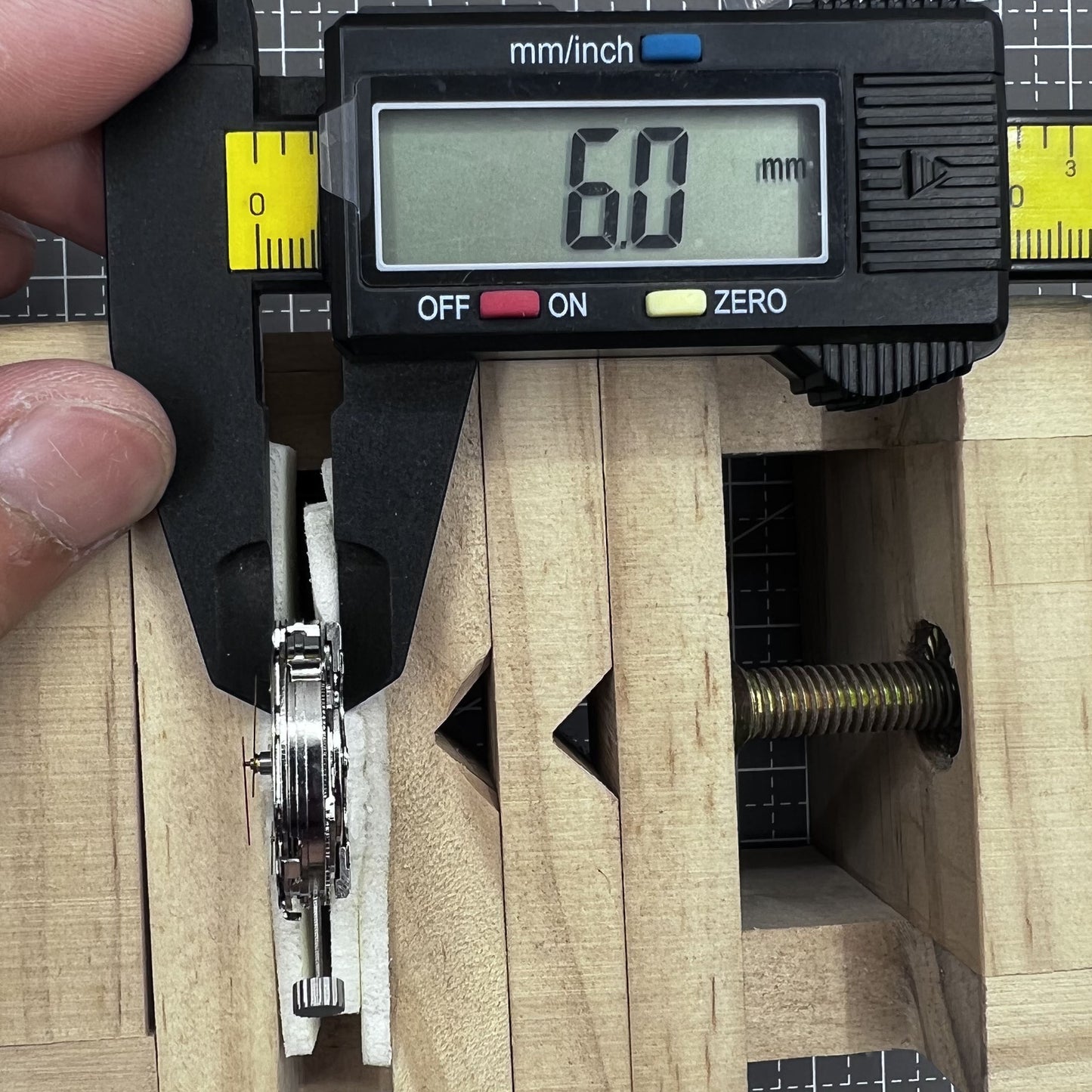 Seagull ST16 mechanische Herrenuhr mit schwarzem Zifferblatt, Datum bei 6 Uhr, 7 Zeigern und Kalenderfunktion.