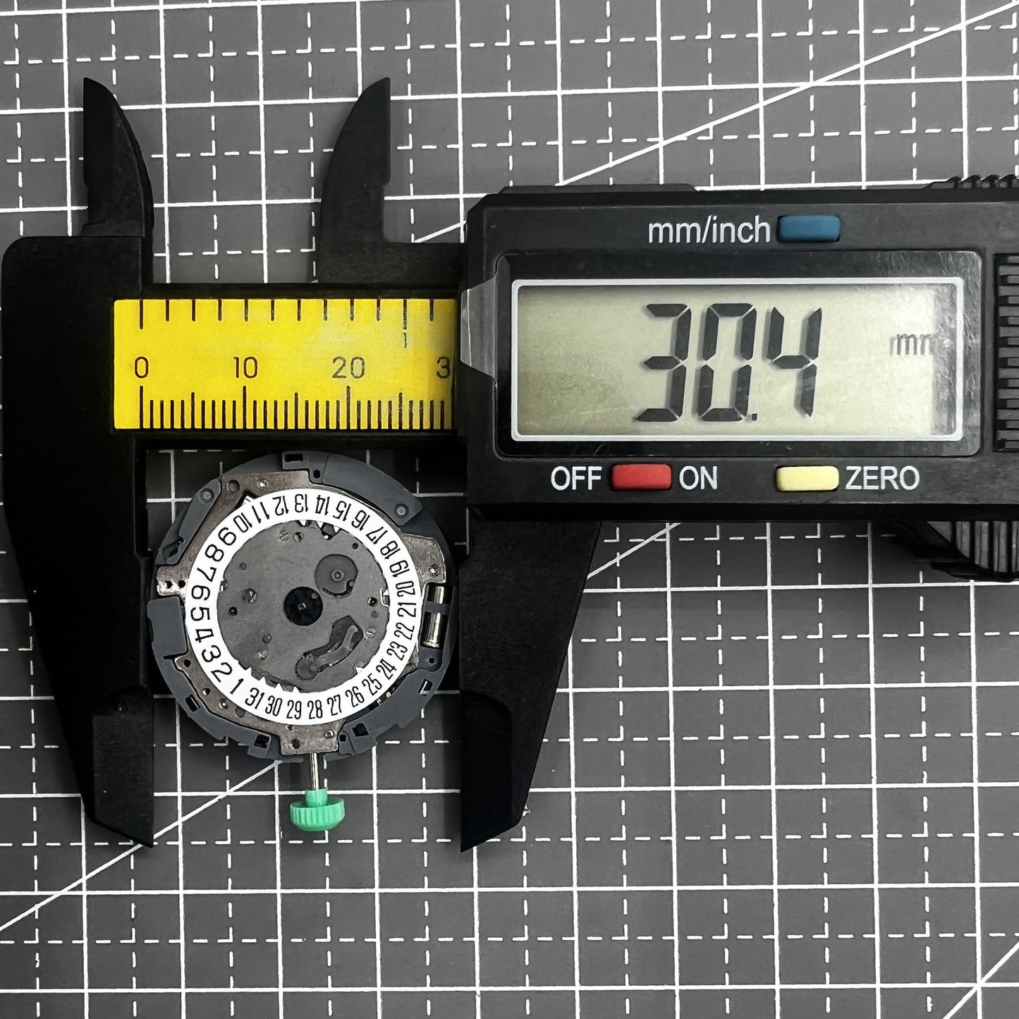 Miyota OS11 Quartzwerk Uhr mit Kalenderanzeige bei 6 Uhr, pr�zise Zeitmessung von Miyota.