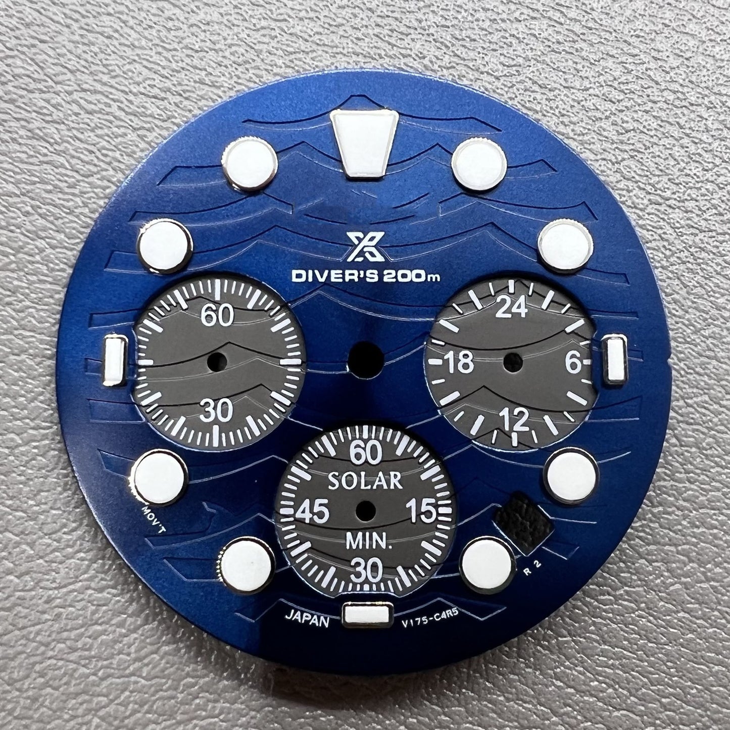 Luminescent green watch dial with 31mm silver bezel for VD53 by Leuchtendes, ideal for stylish timepieces