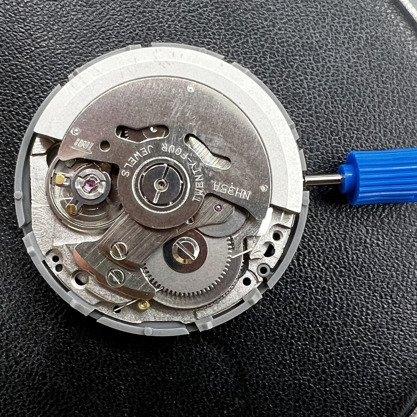 SEIKO NH35 Automatik-Uhrwerk mit schwarzem Zifferblatt und Datumsanzeige bei 3 Uhr, ideal f�r Uhrenliebhaber.