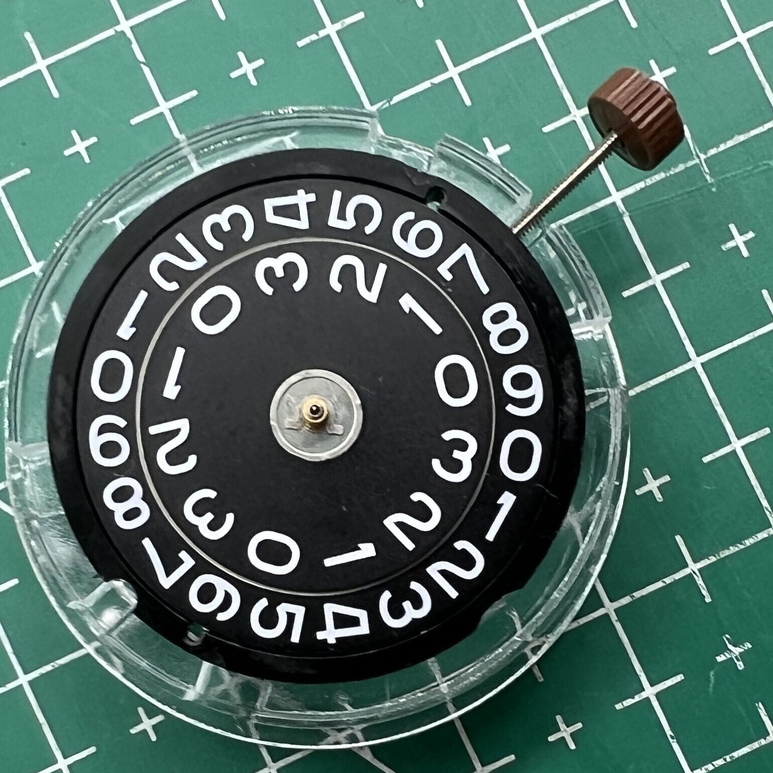 Swiss Ronda 509 quartz watch movement with black disk date at 3 o?clock, ideal for watch repairs.
