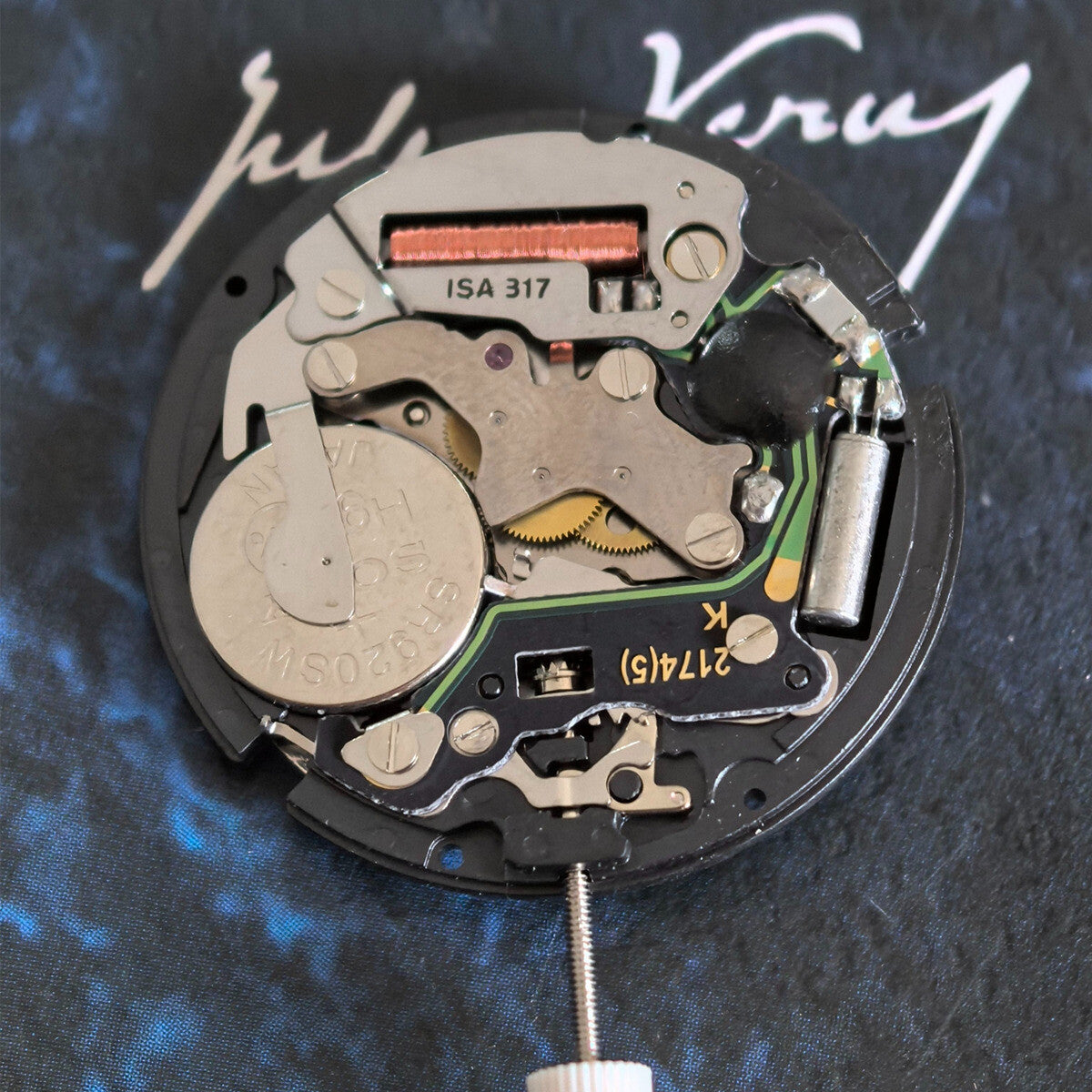 Quarzwerk Swiss ISA317 watch movement with 3 hands and dual calendar for precise timekeeping