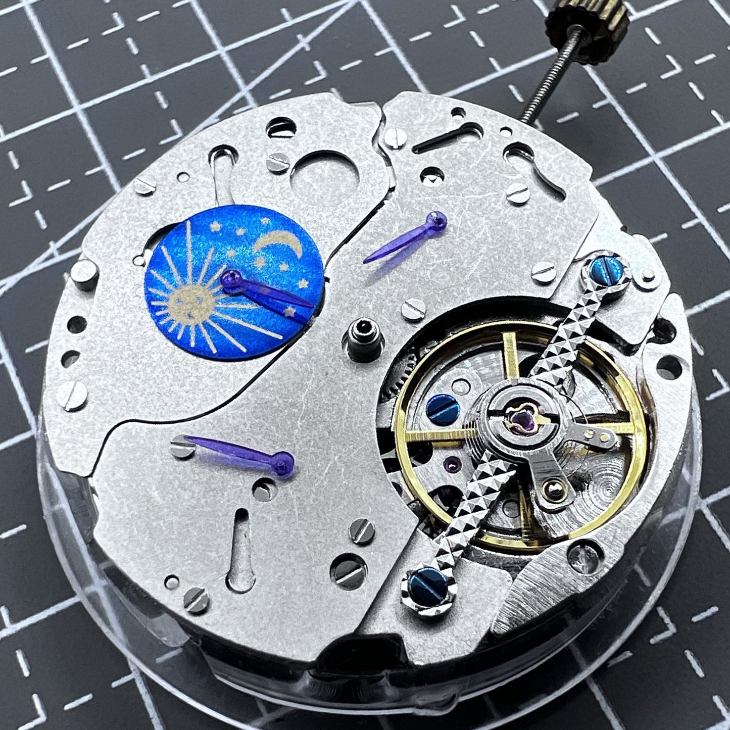 Multifunctional automatic watch with moon phase and 12-hour display, elegant design