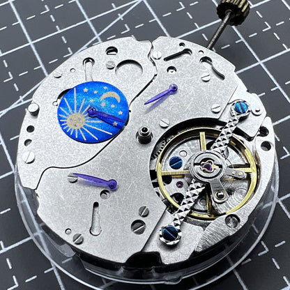 Multifunctional automatic watch with moon phase and 12-hour display, elegant design