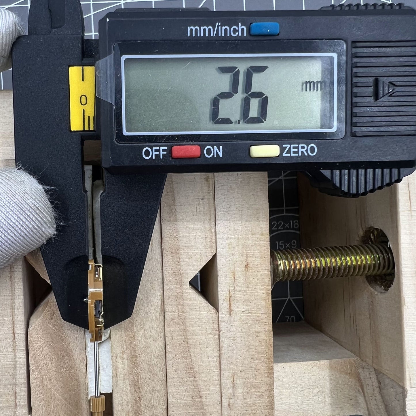Japanisches Miyota GL10-Quarzwerk, in Japan hergestellt, 3 Zeiger, Datum bei 6