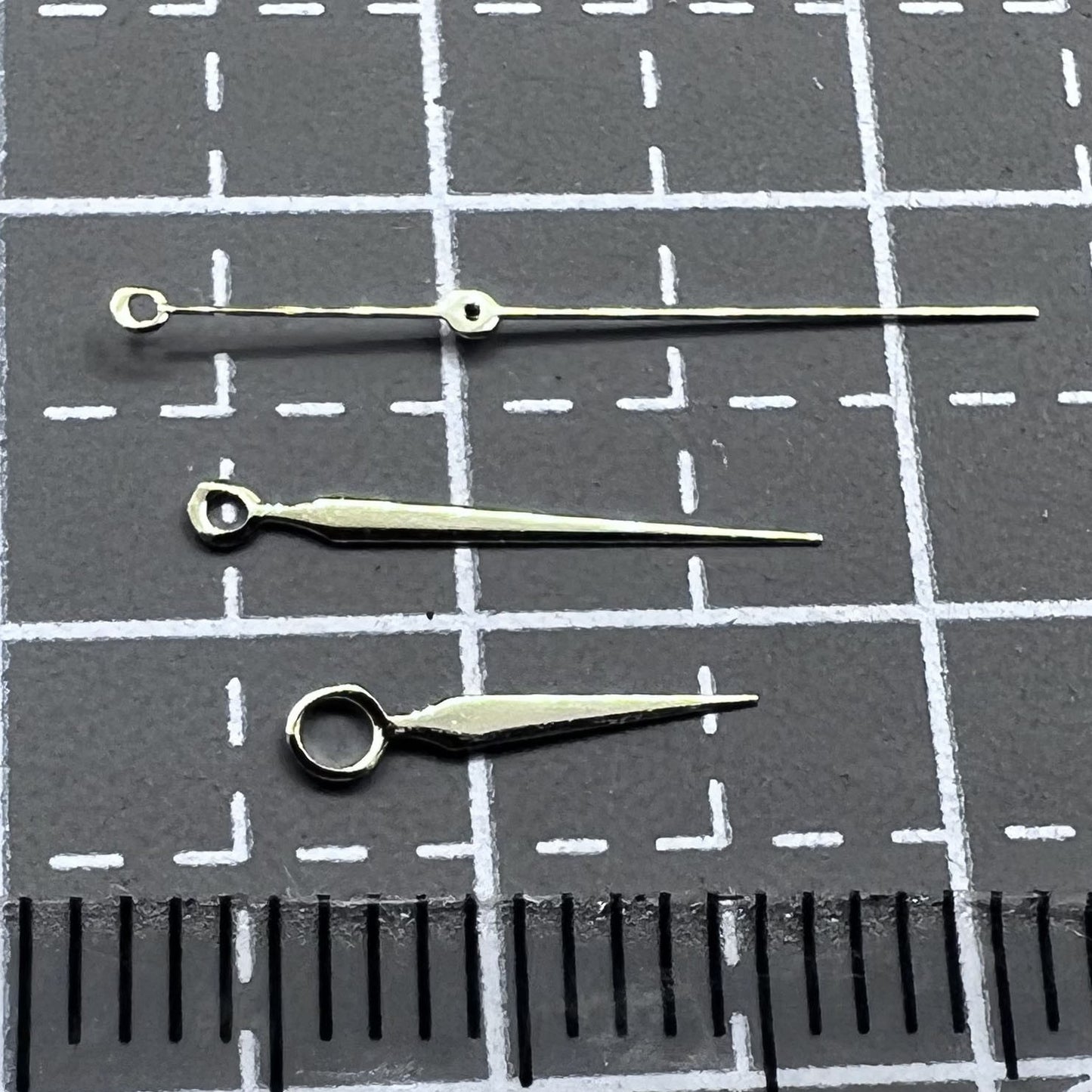 1. Set of 2 golden diamond-shaped watch hands without luminescence for NH35, NH36, 4R, 7S movements.  