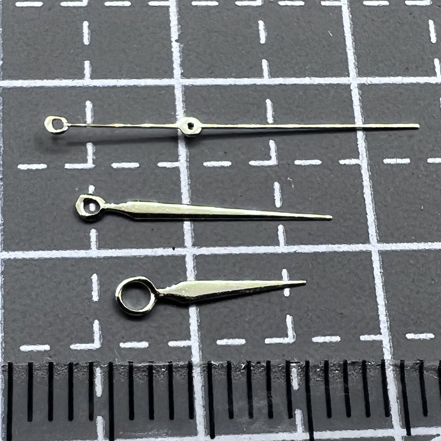 1. Set of 2 golden diamond-shaped watch hands without luminescence for NH35, NH36, 4R, 7S movements.  
