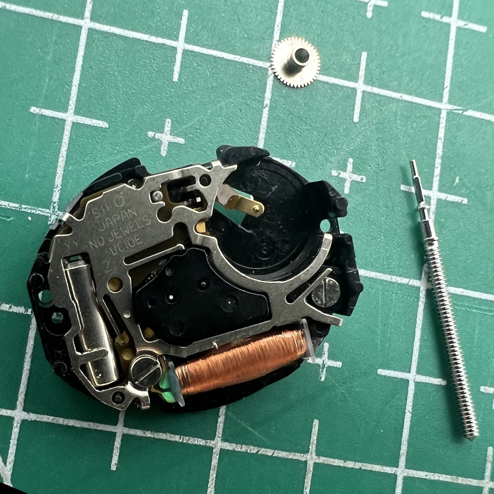 Hattori Epson TMI VC10 quartz watch movement, Japan-made for precise watch repairs and accessories.