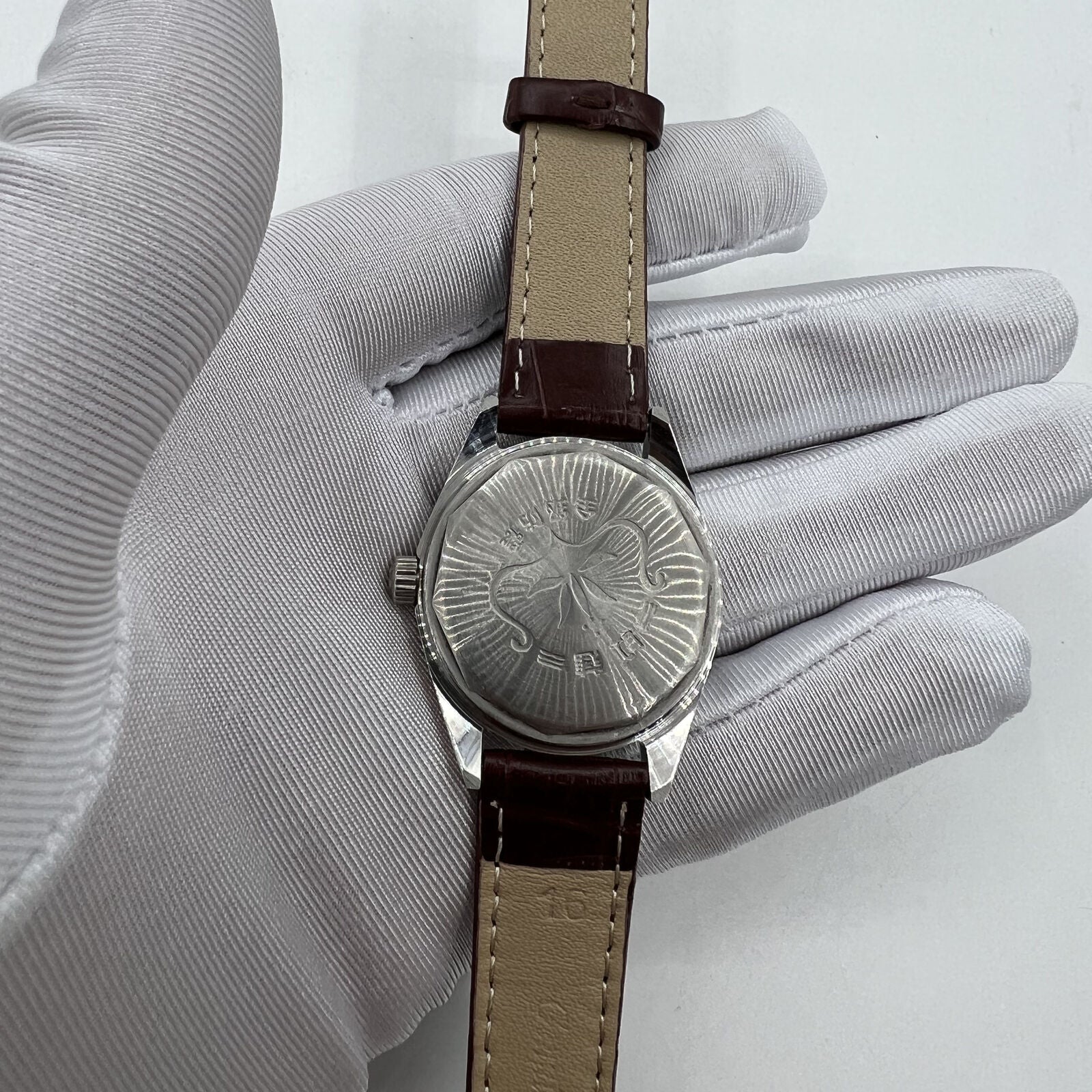 HONGLIAN 32mm manual mechanical watch with 17 jewels, Roman numeral dial, classic style for elegant wear.