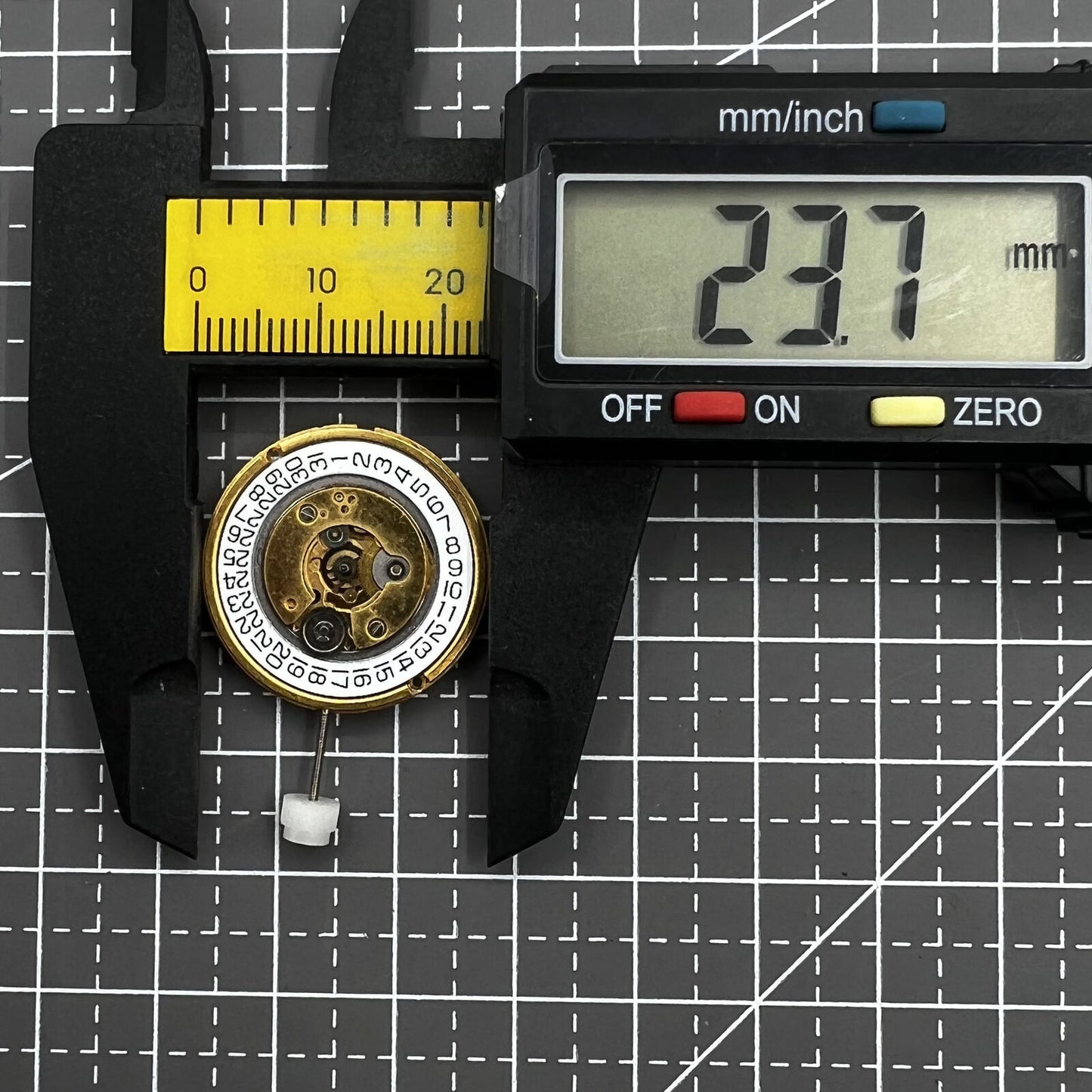 ETA255.461 Swiss Made quartz movement with 3 hands, date at 4 o'clock, ideal for accurate watch repairs.